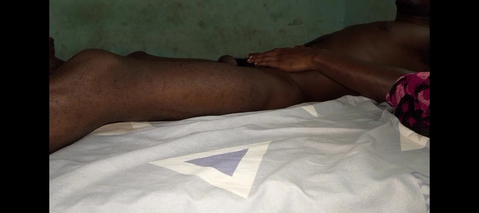 Masturbator emmy: Un Quickie En Solo Avec Mon Lit Dans L’autre Chambre