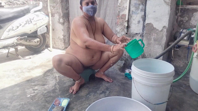 Yourgeeta8899: Indian Bhabhi's Hot Video While Bathing