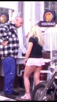Werkstattmeister fickt jungen blonden lehrling bei der arbeit