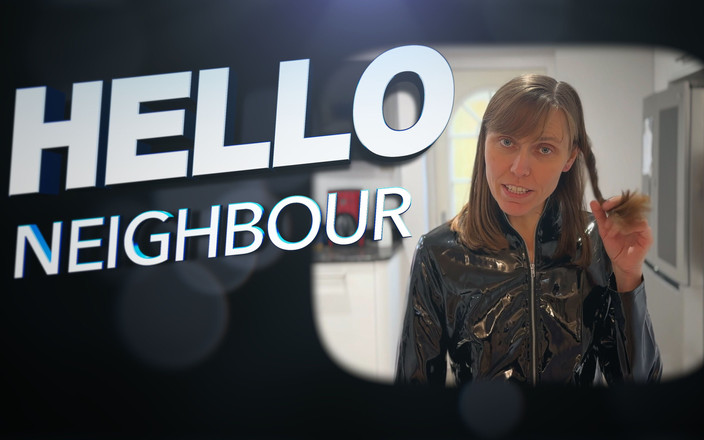 Wamgirlx: Божевільний новий сусід рішуче налаштований займатися сексом