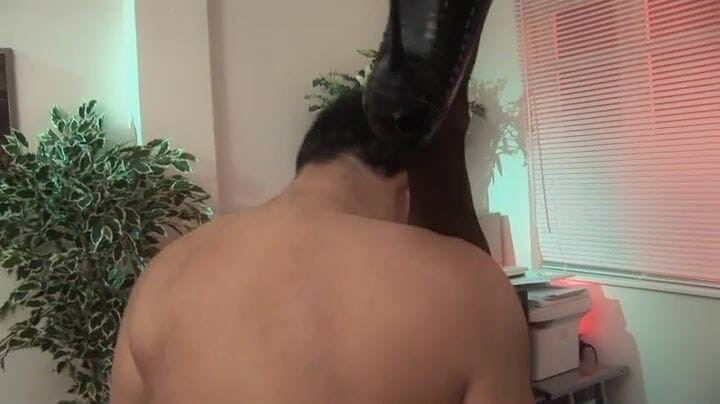 Hot Girlz: Nadržená služka WIth se zavázanýma očima kouří nesestříhaný obrovský péro