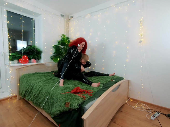 Arya Grander: Video belakang pentas keseronokan fetish lesbian. Pakaian pvc, femdom ringan,...