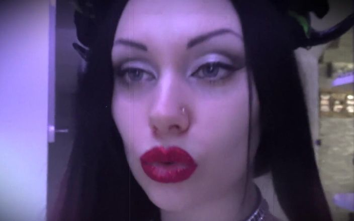 Goddess Misha Goldy: Hiç kimse baştan çıkarıcı çekimimden kaçamaz. Bana karşı koyamıyorsun ve istemiyorsun da.