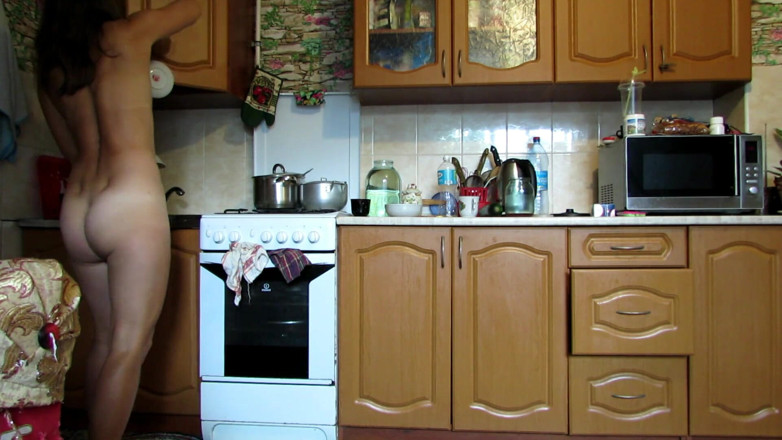 Sexi Lenka: Cleaning + light gymnastics in the kitchen