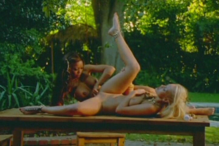 THAGSON RETRO: Lesbické natažení hůlky do análu - roztahování dírek, mokré kapající díry