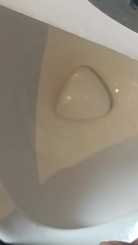 大学でのおしっこ - 公共の場で - 公共の場でおしっこ - 黒人のチンコのおしっこ。大学の小便ショー