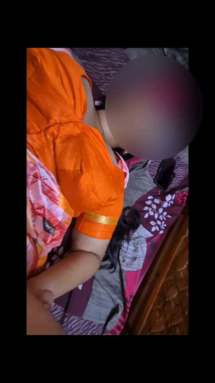 Black & white desicat: 사리 블라우스로 존나게 따먹히는 섹시한 아줌마 Sreejaa