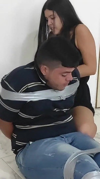 Narzekający chłopak związany i zakneblowany przez swoją leniwą dupę dziewczynę!