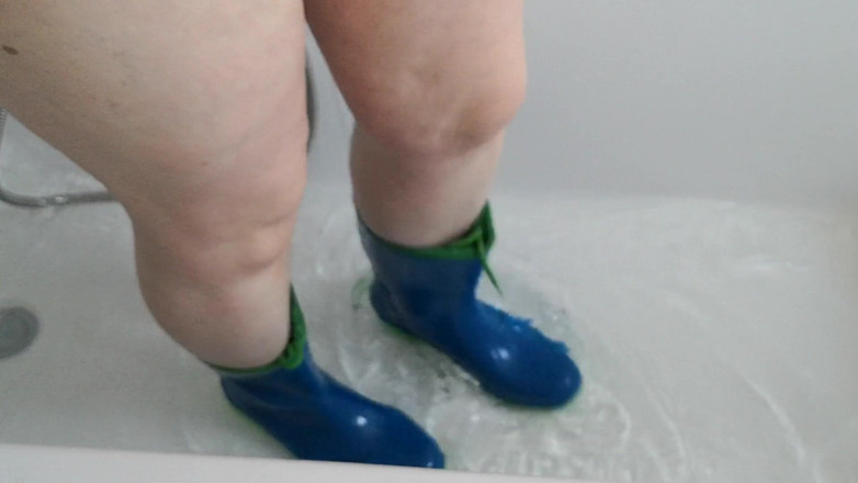 Bouncy Tits Action: Gumowe buty w wannie