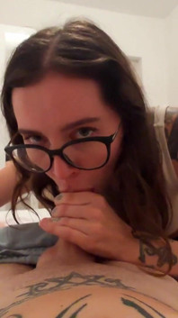 Ma belle-mère m’a attrapé avec une érection et m’a aidé à jouir rapidement dans son cul !