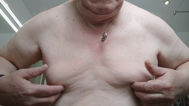 Karlchengeil: ¡Solo tetas!