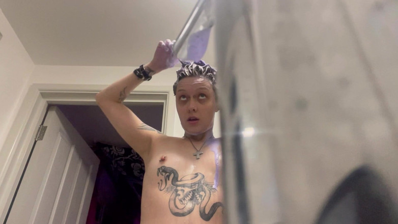 Glitterqueen1999: Un bărbat minion uriaș se uită cum se spală și se...