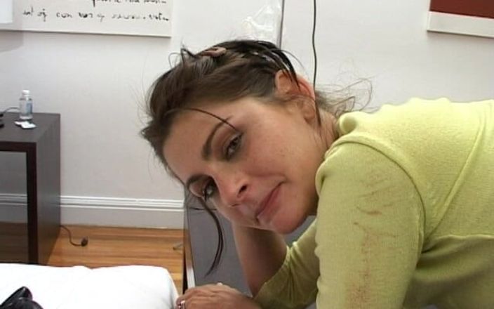 Argentina Latina Amateurs: Гаряча латина аматорка Мора отримала трах в її дупу двома членами на порно кастингу