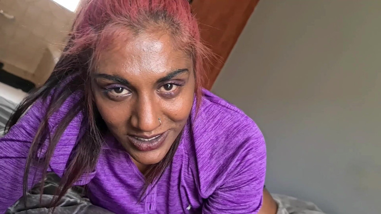 domslutfucker: POV sprostě mluvící Desi děvka v ložnici dildo sání a šukání