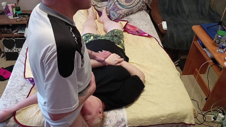 Zona901: Îmi masturbez pula și îmi fut mama vitregă în gura mea pentru a...