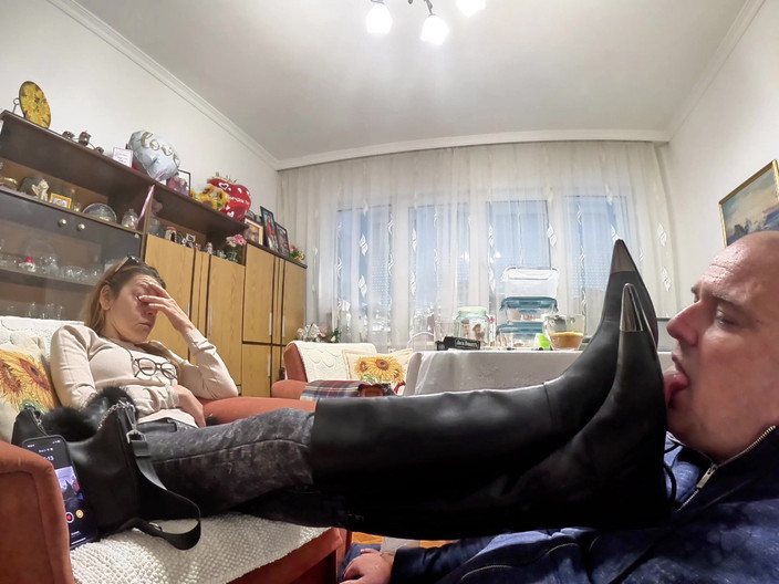 Mistressyammyboots: Miluji cítit jazyk na chodidlech