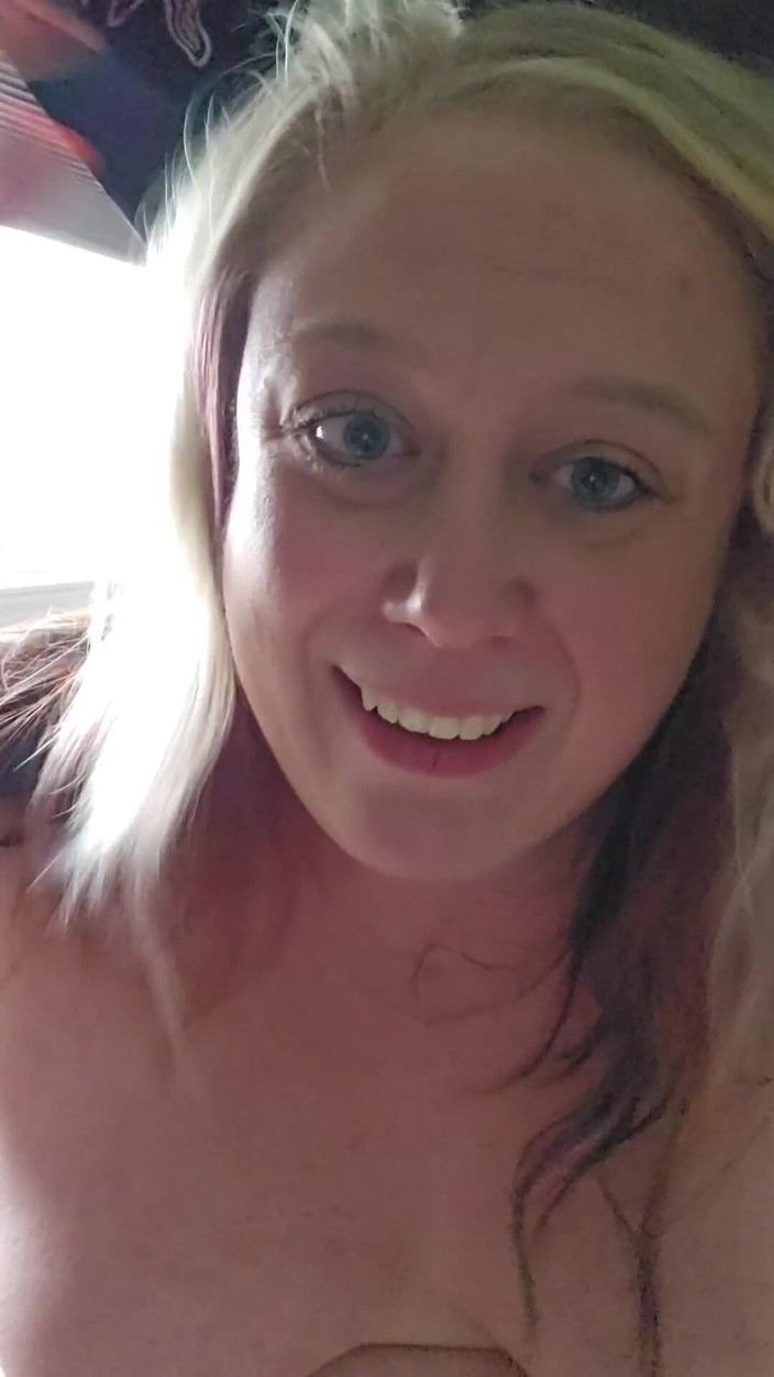 Jenn_sexxii: Heiße mutter benutzt zum ersten mal sexmaschine und kommt so...