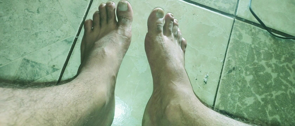 Stink HairyMale: Fétichisme des pieds et tabagisme