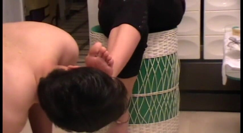 Foot Girls: Feeding the sissy slave