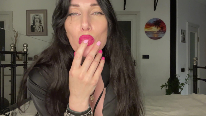 LizaVirgin: Porn star Liza Virgin seduces gets an orgasm with a...