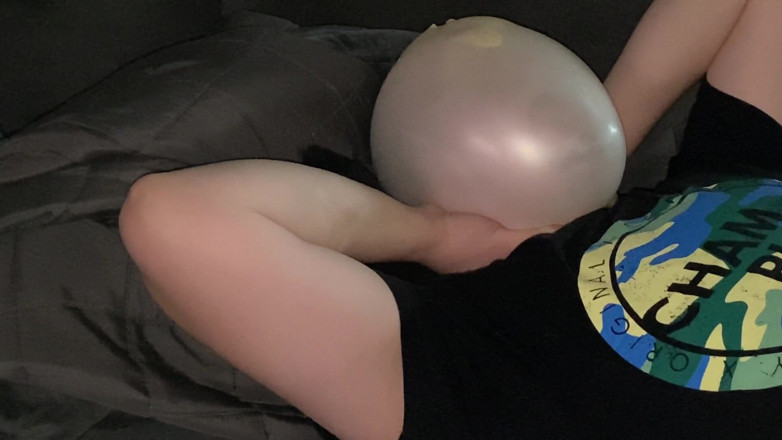 ButHoleDildoLover: My third breathplay - I blow up my latexglove mask