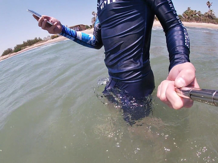 Cool Body: Surfer Dapat Erect In His Lycra Demi Keseronokan Rakyat