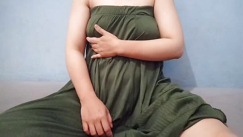 Angelina pop: Hijab-vrouw grapt met haar poesje en tieten