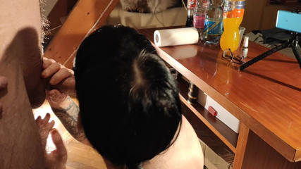 Beth Kinky: Teen bukkake-schlampe schlampig lutscht einen fremden in einer blowbang-party HD