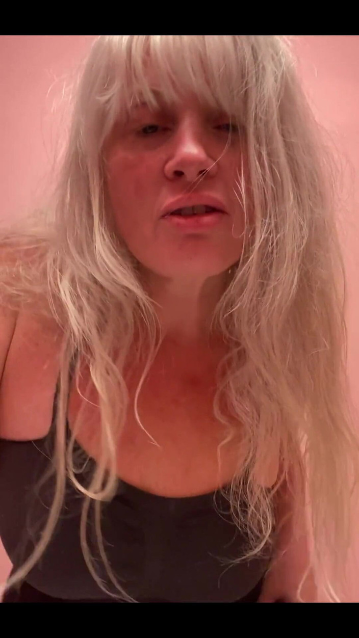 PaintedRose: Ibu tiri dalam seluar pendek Yoga di bilik airnya