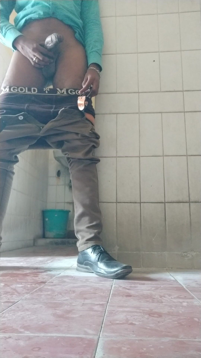 Tamil 10 inches BBC: मेरे पसंदीदा बाथरूम में हस्तमैथुन करना