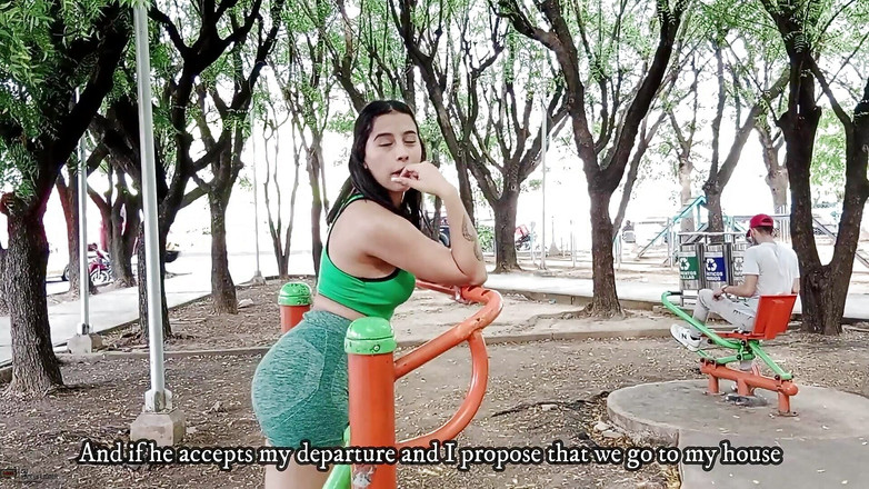 Vayolet: Красива латина знаходить збудженого хлопця Ліама в парку і пропонує йому трахнути її пизду - порно іспанською