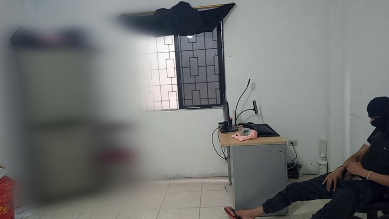 NEGRITA SEXY: Üvey kız kardeşim odamı temizliyor ve sonra ayrılıyor ve onu...