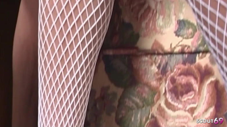 Shemale TS Collection: Asiática ladyboy em meias recebe seu primeiro sexo anal