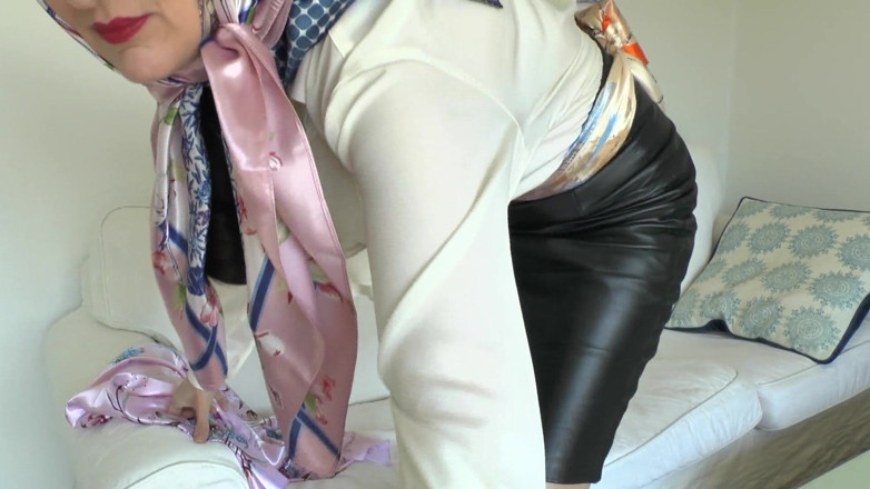 Lady Victoria Valente: 새틴 스카프 애호가와 반짝이는 새틴 스카프에 사정, 레이디 빅토리아 발렌테