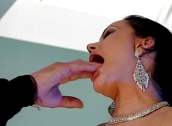 Analiscius: Nadržená holka s tmavými vlasy saje bílého ptáka a je...