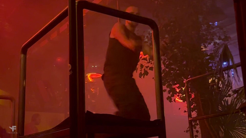 Falcon Al: Kulübün güvenlik görevlisi girmeme yardım etti ama kendimi tuvalette ona...