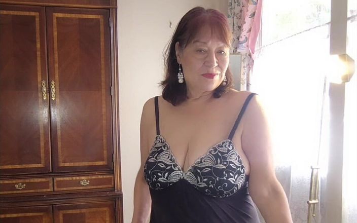 Zilah Luz: Kåt hårig fitta 70 år gammal mormor striptease, njuter av min glasdildo &amp;amp;...