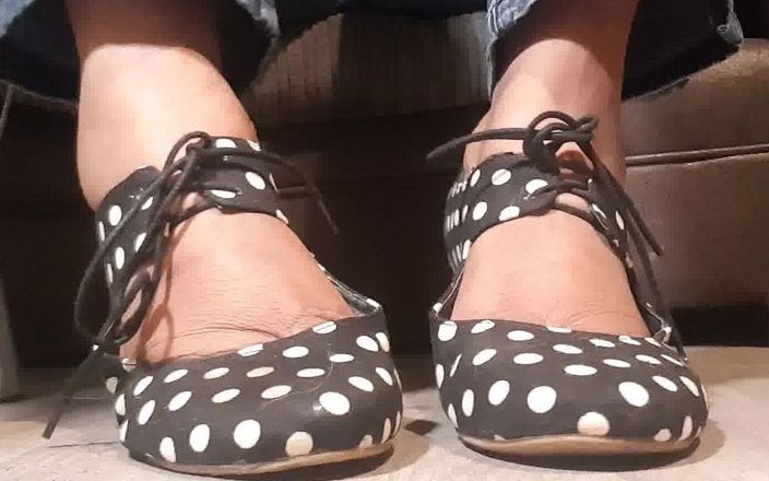 Simp to my ebony feet: 波尔卡圆点鞋和非常肮脏的脚