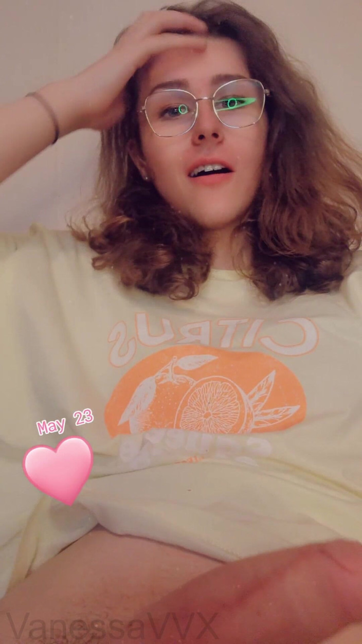 VanessaVVX: Vanessa robi na siebie ogromny bałagan i zjada to wszystko