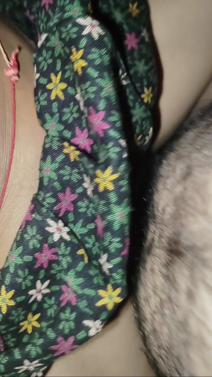 Desifukraa: 太いペニスで彼女のきついマンコを犯し、クリトリスをこすった