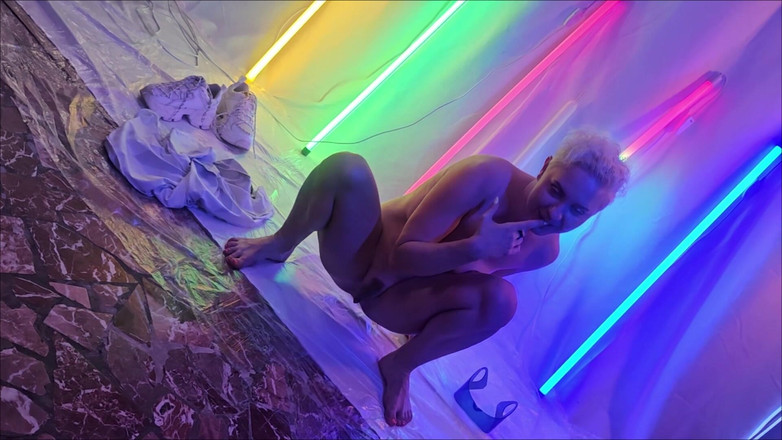 Flexble Hanna: 机器人女孩自慰并被射在芭蕾舞男中潮吹