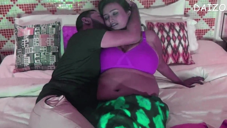 AlexDaizo: デシ・バービがホテルの部屋でデュワーに犯される