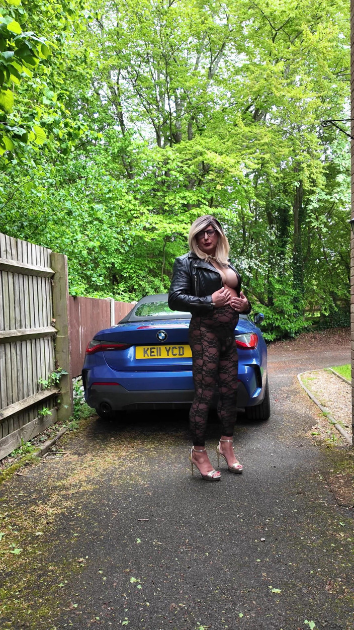 Kellycd2022: Crossdresser Kellycd2022 穿着黑色皮夹克和蕾丝连裤和高跟鞋