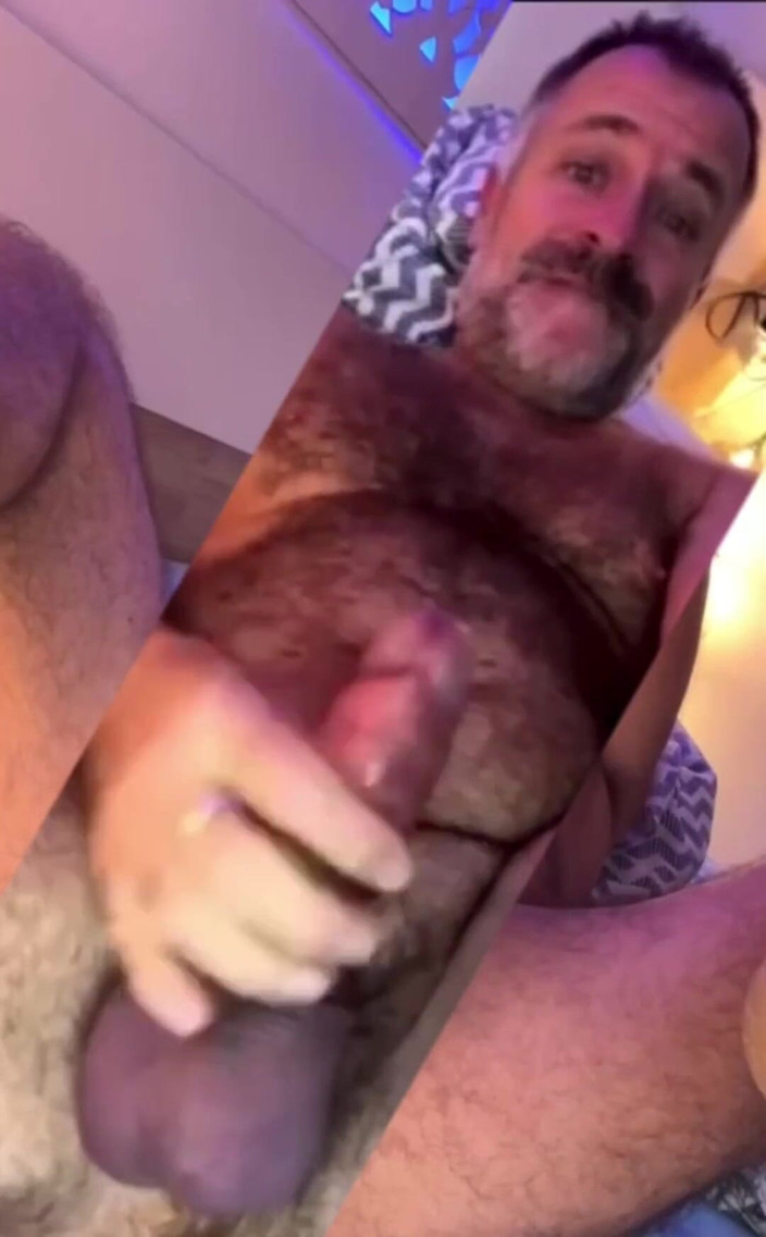 Daddybearvlc: Pria ini terlalu hot untuk tiktok