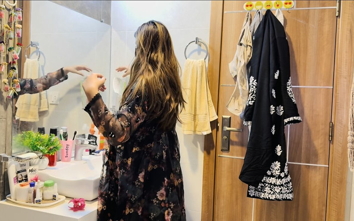 Sarakhan: ¿Qué pasa cuando la madrastra cachonda comparte la cama del...