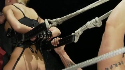 Cryptostudios: Una troia molto bella ottiene una doppia penetrazione e mangia...