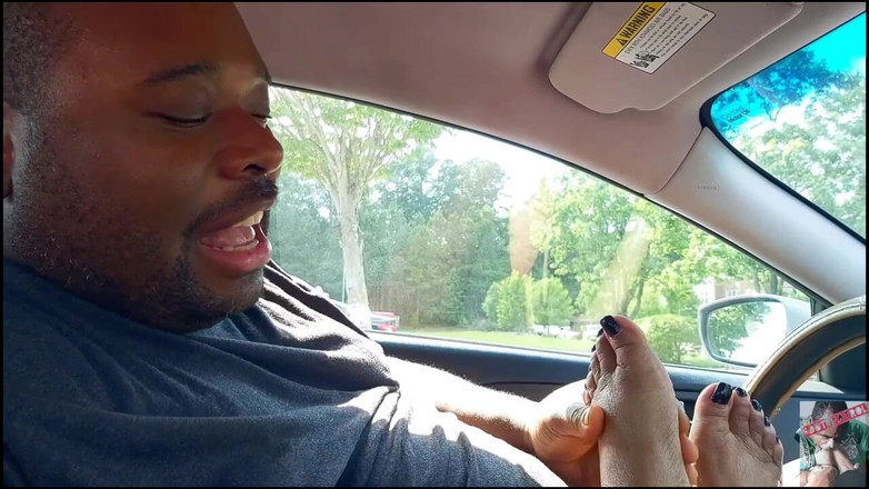 Foot Patrol: Mz 저지는 그녀의 고기 크기 8.5 피트를 생일 케이크로 제공함으로써 내 생일을 기립니다.