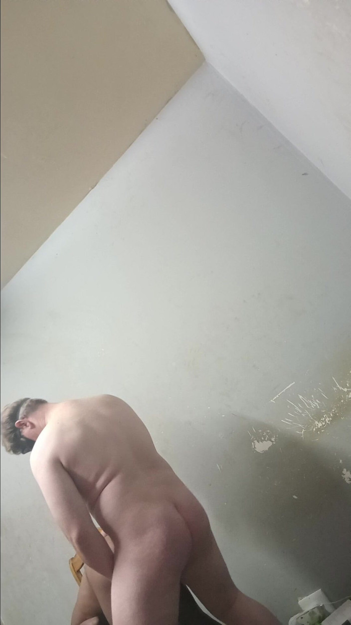 hothouse18xxx: 무릎 꿇고 자지를 빨고 후배위를 따먹는 흑인 의붓딸 스탠딩 자세로 섹스하는 배다른 아빠