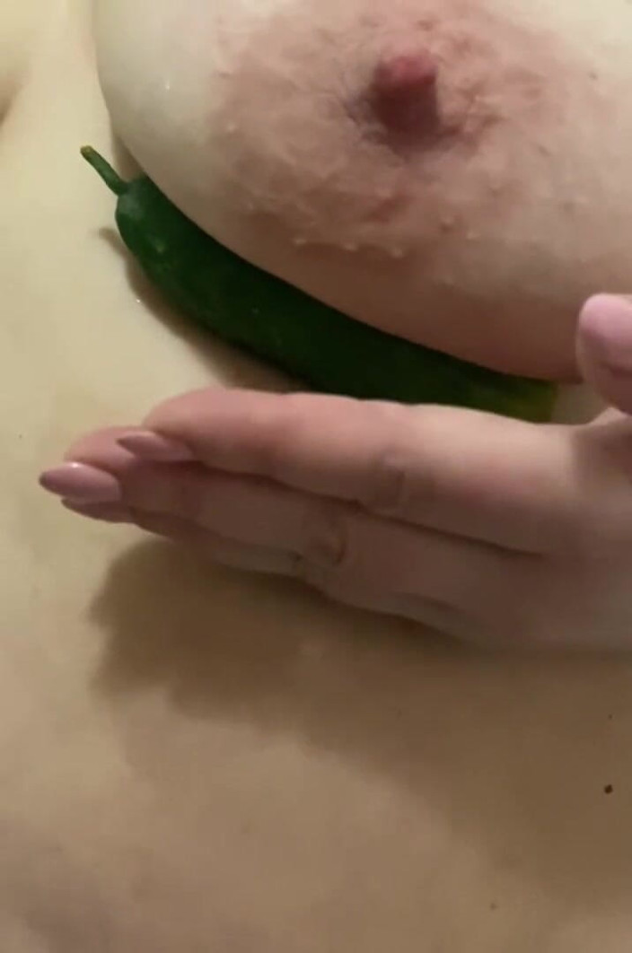 Didymom: My big tits play with