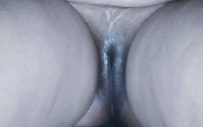 Kesyjaanam: 性感人妻把布林加尔放在她湿润的阴户里并撕了它，精彩的视频，水也出来了